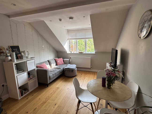 Nice room in modern flat Main Photo