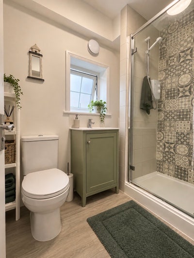 Ensuite, Double bedroom with Garden access Main Photo