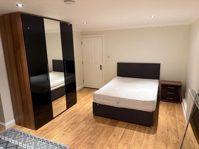 Large annex room with ensuite and kitchen Main Photo
