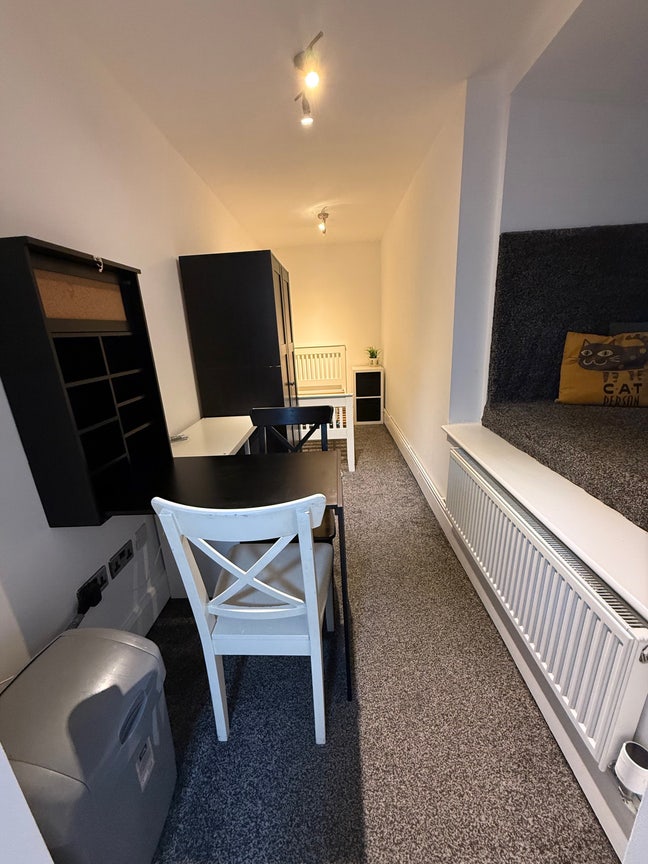 Small studio flat newly refurbished In quiet area Main Photo