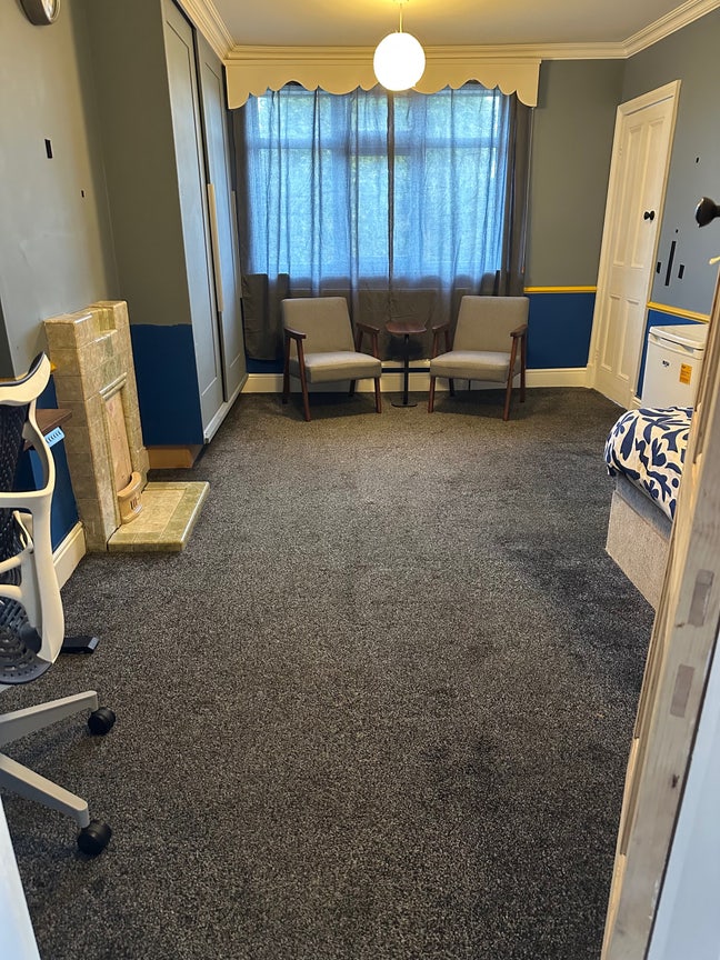 Spacious Furnished En-suite Room  Main Photo