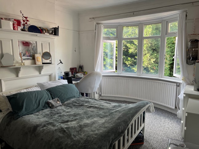 Bright double room in an all-female house share! Main Photo