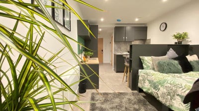 Modern self-contained studio - &pound;955 bills included Main Photo