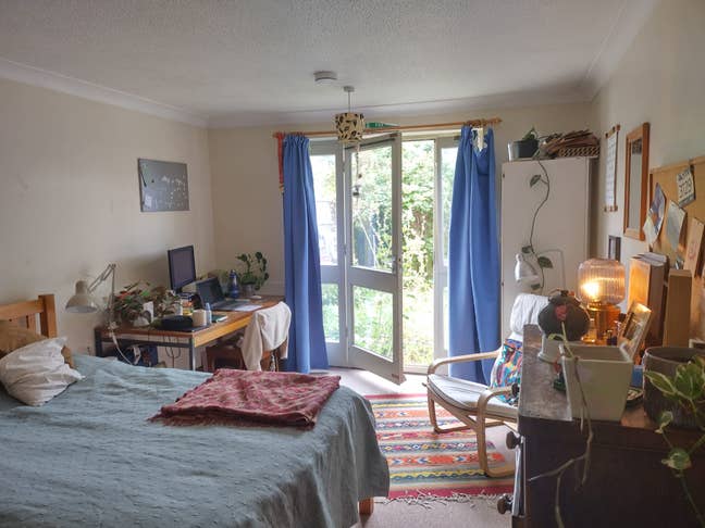 Large Double Room (For Postgrad Students) Main Photo