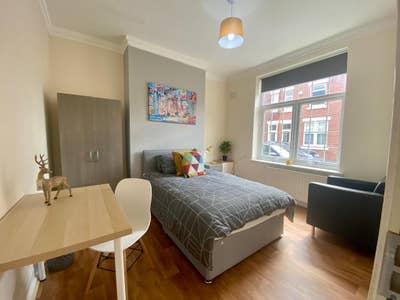 Modern Spacious Room near Curry Mile Main Photo