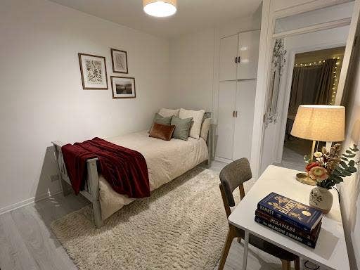 Spacious full furnished double room in kingston  Main Photo