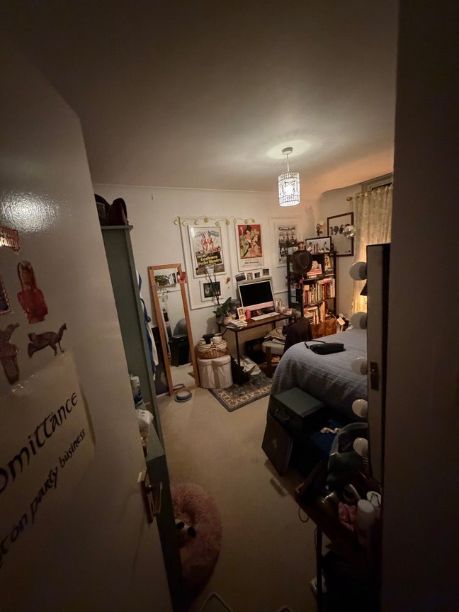 Cozy room in warm all girls flat available!!♡ Main Photo