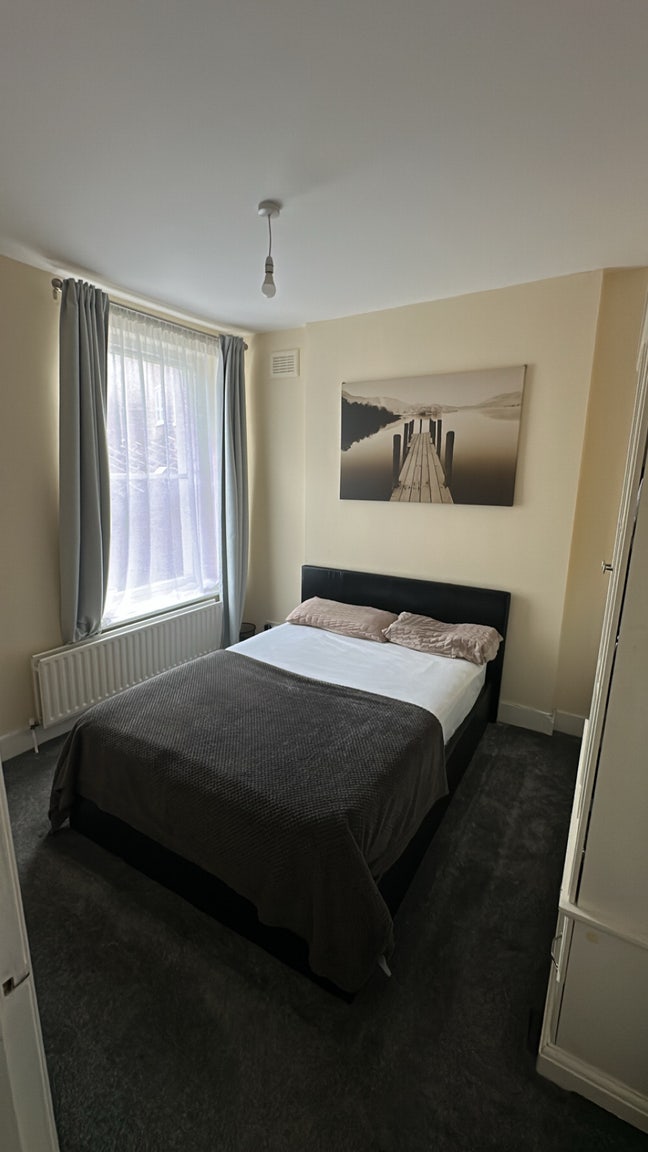 Cosy Double room ,Near Westfield Bills Included Main Photo