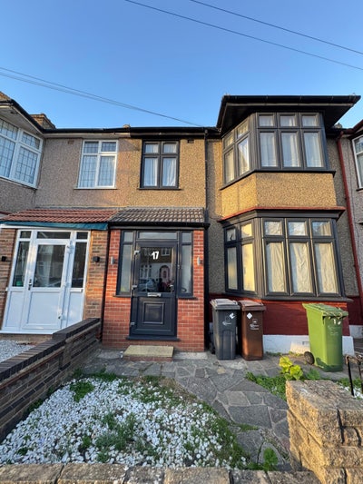 One bed space available  in 2 and 3 sharing  Main Photo