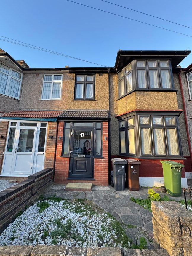 One bed space available  in 2 and 3 sharing  Main Photo