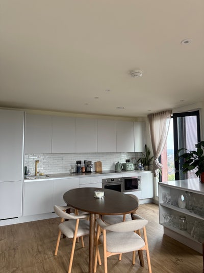 THE EADES - Double bed room with private bathroom! Main Photo