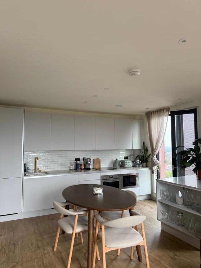THE EADES - Double bed room with private bathroom! Main Photo