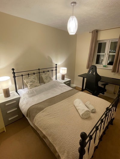 Spacious double room in a safe and peaceful house Main Photo