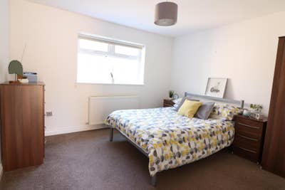 🌳 Large Double Room with Own Bathroom!  Main Photo