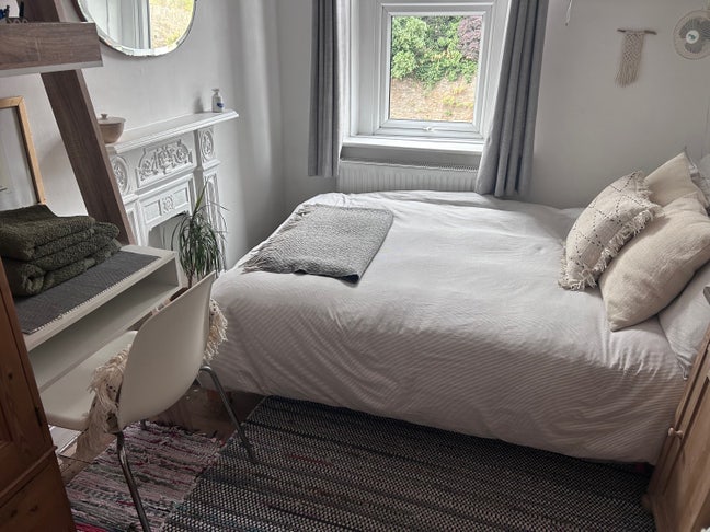 Room available in central Frome/ 1-3 mth let.  Main Photo