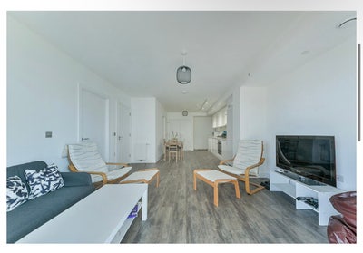 Double room available in 2-bedroom flat Main Photo