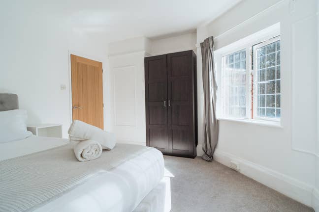 Large Victorian Rooms By the Beach Main Photo