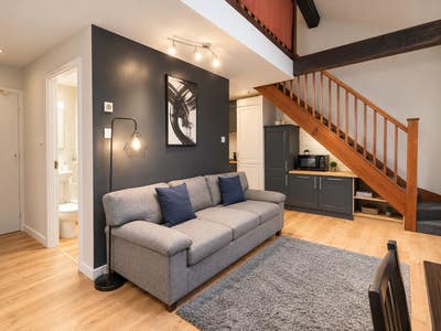Victoria Quays Charming Loft Apartment Main Photo