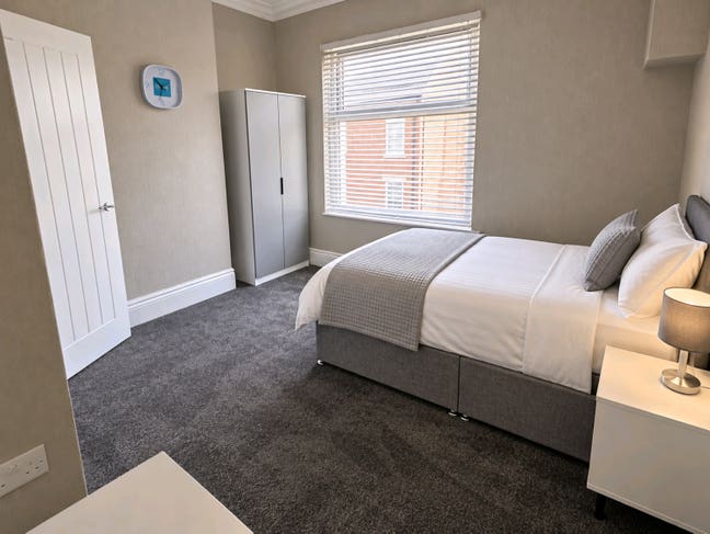 Stylish Ensuite Rooms to Let – LA13 – Bills Incl Main Photo