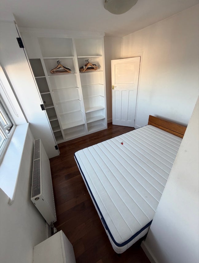 Room in 3-bed flat - balcony, parking, bills Main Photo