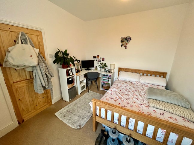 Lovely double bedroom Main Photo