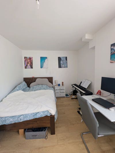 Bright large room in friendly house, great locatio Main Photo