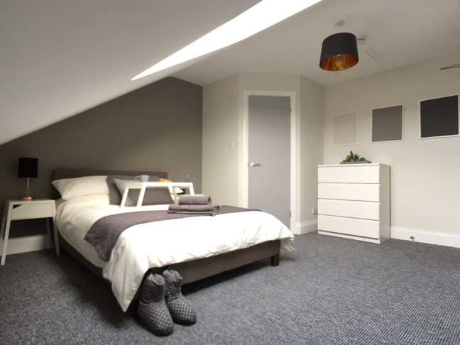 Spacious Double En Suite Attic Room in Heaton Main Photo