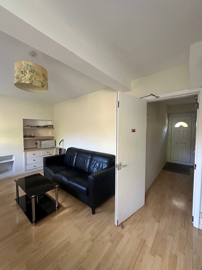 Sunlit, quiet double room near Cam Business Park Main Photo