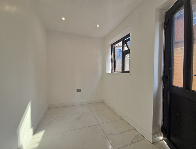 Modern En-suite Double Room |  Prime Central Readi Main Photo