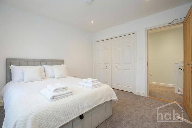 Double en-suite room with parking space, NR2 area Main Photo