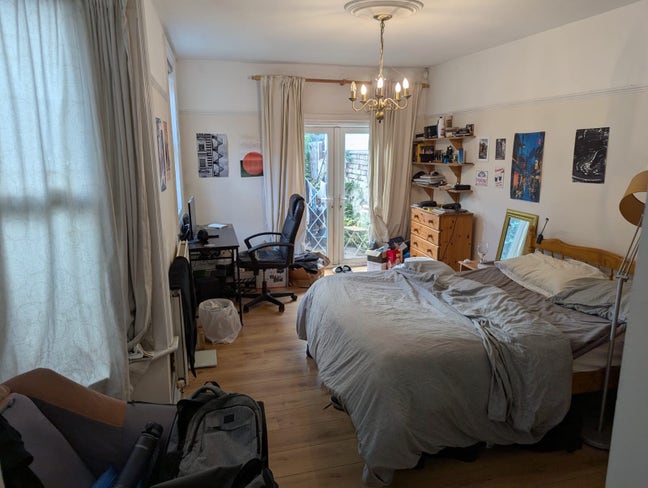 Professional person required for sociable house Main Photo