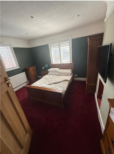 Large Double room (ensuite) for single person. Main Photo