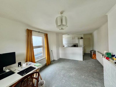 A Spacious Three-Bedroom Apartment with garden Main Photo