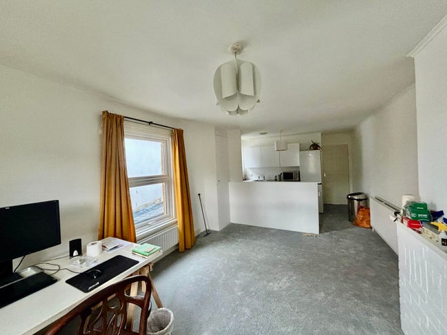 A Spacious Three-Bedroom Apartment with garden Main Photo