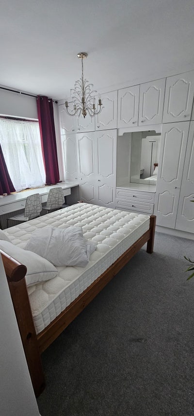 Quiet room next to Mill Hill Broadway station  Main Photo