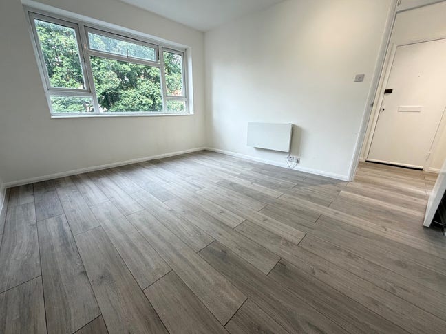 ***Refurbished 2 Bedroom Flat to Rent, N17*** Main Photo