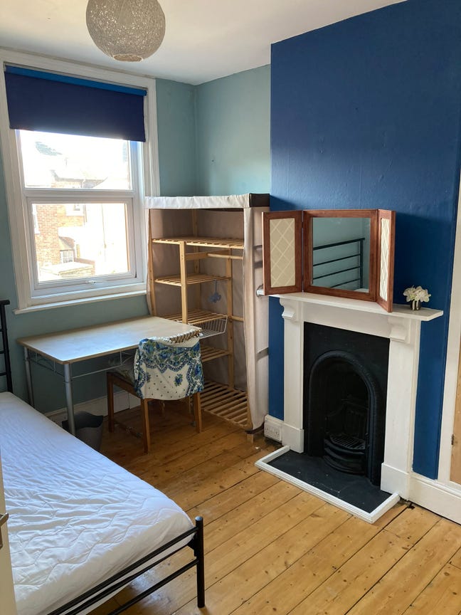 Single bedroom -- Furnished Main Photo