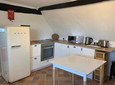 Spacious furnished bed, bath, kitchen, sitting rm Main Photo