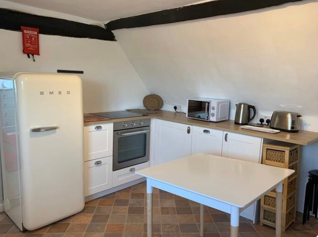 Spacious furnished bed, bath, kitchen, sitting rm Main Photo