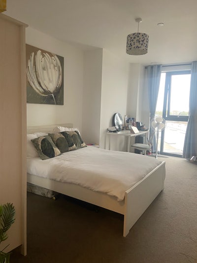 A double room with own bathroom & bills inclusive Main Photo