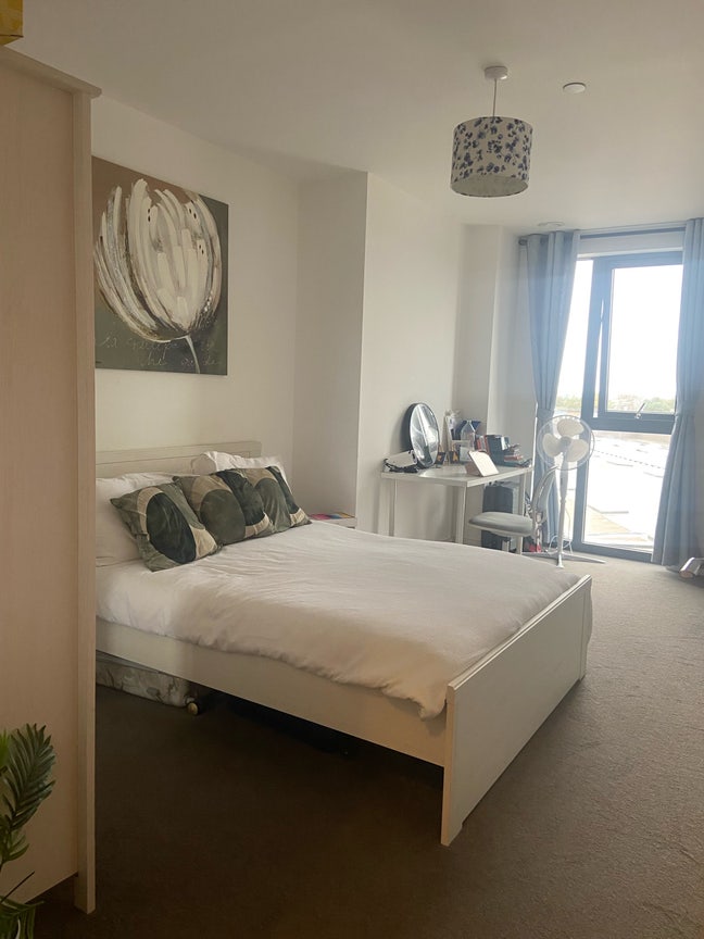 A double room with own bathroom & bills inclusive Main Photo