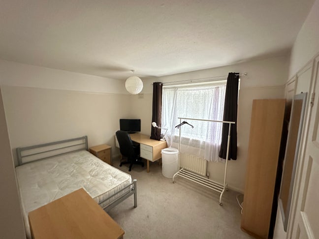 Double Room (w/ own bathroom) available from now Main Photo