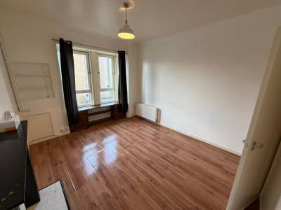 1 bedroom flat next to UWS and town centre  Main Photo