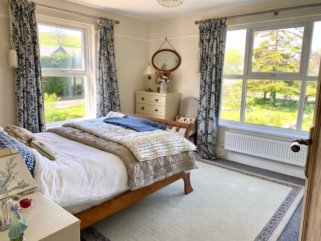 Bright Double Room in Large House Main Photo