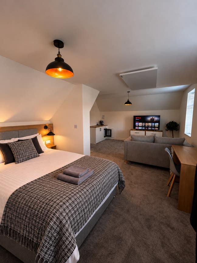 Premium Contractor Rooms | Private En-Suite Main Photo