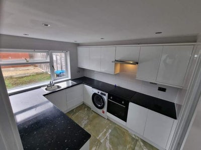  3 spacious bedrooms  available in MK6 Main Photo