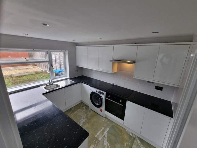  3 spacious bedrooms  available in MK6 Main Photo