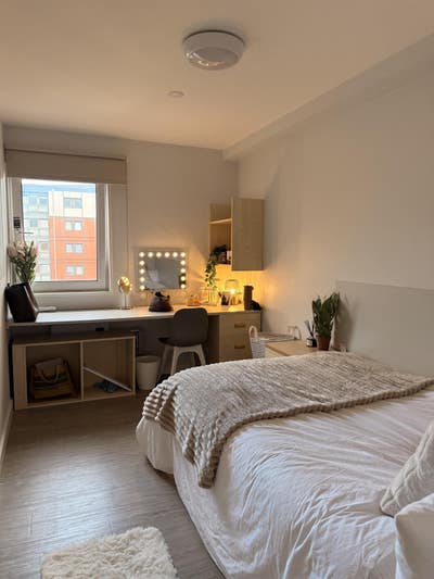 Gold En-suite Room IQ Wilmslow Park  Main Photo