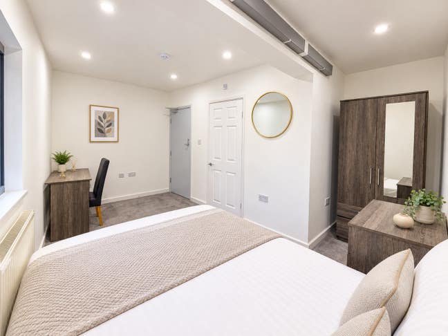 NEW LARGE En Suites in B14 - Bills included! Main Photo