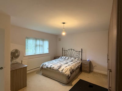 ✨ Spacious King-Size Bedroom with Private En-Suite Main Photo